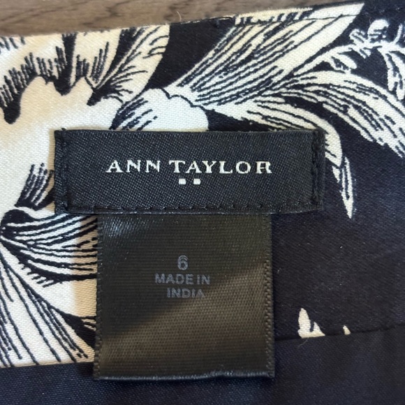 Ann Taylor Floral pencil skirt in white/navy - Picture 4 of 6